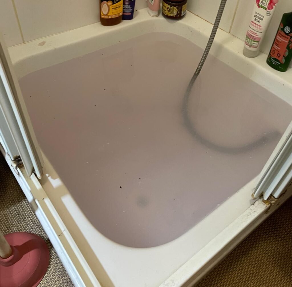 Douche bouchée avec accumulation d’eau stagnante