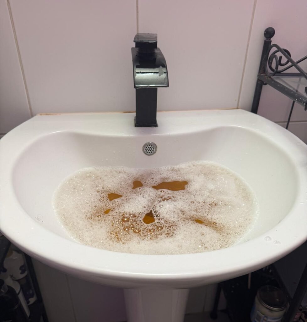 Évier bouché avec accumulation d’eau stagnante dans la cuve